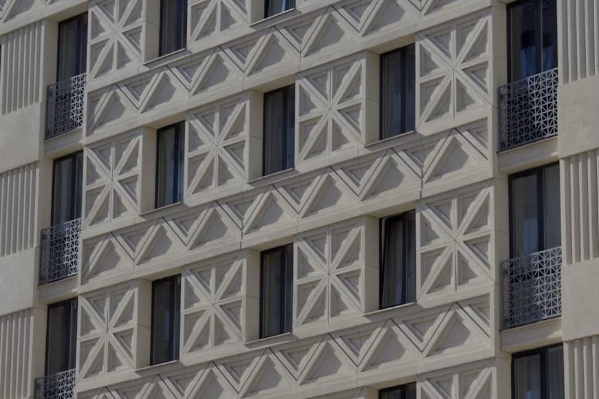 Fachada contemporánea de hormigón con trama geométrica
