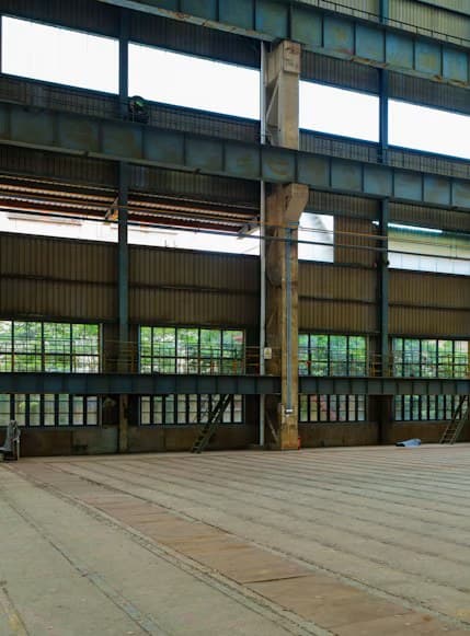 Interior amplio de una nave industrial con estructura metálica